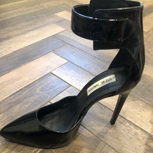 Steve Madden black patent pumps